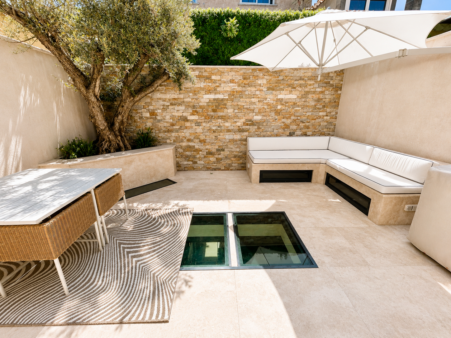 Triplex à vendre à Sainte Maxime au centre ville avec terrasse et garage – Image 2